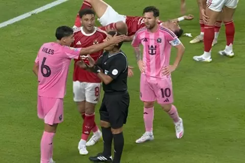 عرقل تريزيجيه بتهور.. هل استحق لاعب إنتر ميامي الطرد أمام الأهلي؟ (صور)